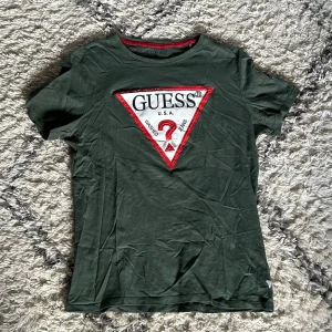 Grön Guess t-shirt - Fin mörkgrön guess t-shirt, flitigt använd men inga tydliga defekter!🌟 