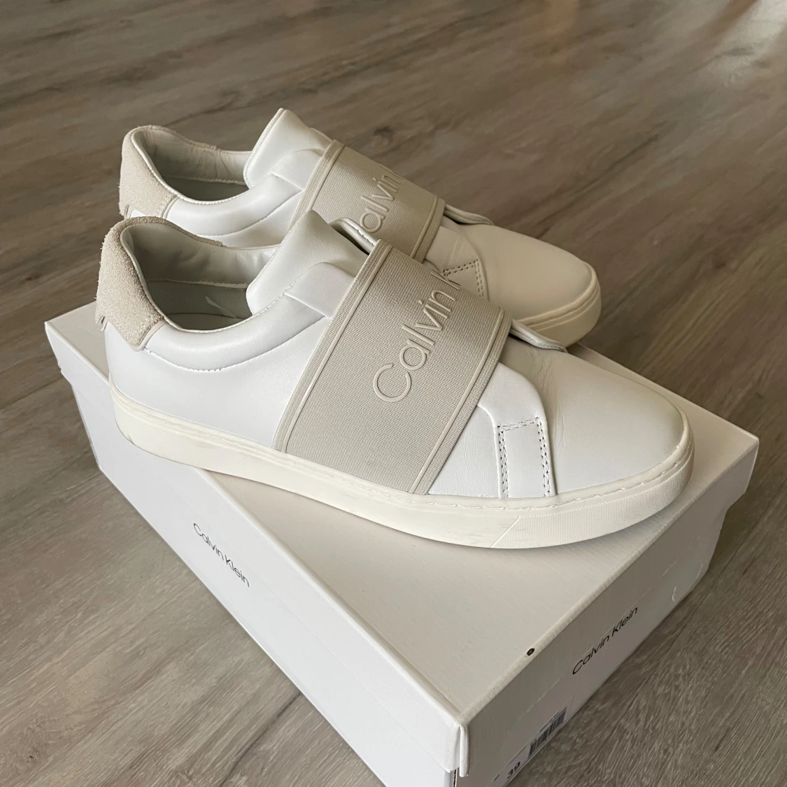 Calvin Klein Sneakers  - 90