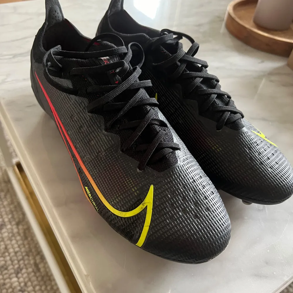 Helt nya Nike vapor 14 elite fotbolls skor som är endast använda en gång! Nypris ligger på 3000kr. Skriv för flera bilder eller om du undrar någonting, köpare står för frakt. Skorna är små i storleken. . Skor.