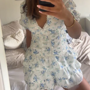 Blommig Klänning  - Säljer denna fina sommarklänning då den är lite för kort!☺️Super bra skick och efterfrågad!