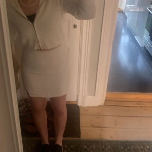 vit kjol - säljer denna vita kjol från gina, storlek 34. 