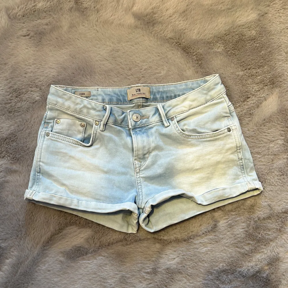 Säljer dessa supersnygga Ltb jeansshorts pågrund av att de inte kommer till användning supersnygga på sommaren och midjemåttet är 70 cm.. Shorts.