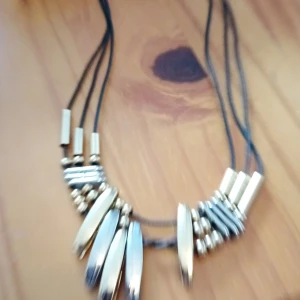 Halsband med olika färger på pärlor. - Halsband med olika färger på pärlor.