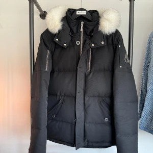 Moose knuckles jacka - Säljer min fina vinterjacka av märket moose knuckles. Sparsamt och försiktigt använd  Varmt och extremt skön. Har taggar kvar och kvitto kan jag kanske leta fram Skriv för fler bilder Priset är inte hugget i sten