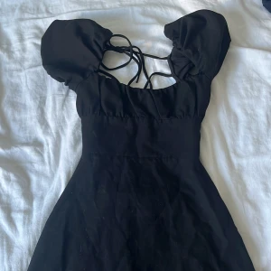 Miniklänning  - Mini klänning från zara i storlek xs! Går att spänna åt. Ändast änvänd 2 ggr!