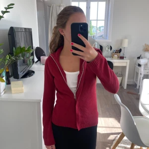 Kofta  - En röd kofta som inte längre kommer till användning! Inta använt många gånger därför säljer jag den. 