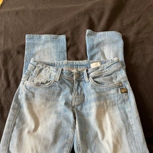 Lågmidjade jeans - ”Low waist straight leg” jeans ifrån G-star. Jag älskar de här jeansen men de kommer inte till användning längre. 