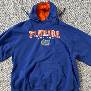 Vintage hoodie florida gators  - Riktigt fin vintage hoodie i perfekt skick, utan defekter. Sitter som en xl/2xl Oversized.