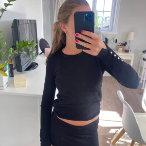 Tröja från zara  - En tröja som inte längre kommer till användning. Jätteskön och helt perfekt att slänga över sig på sommaren. 