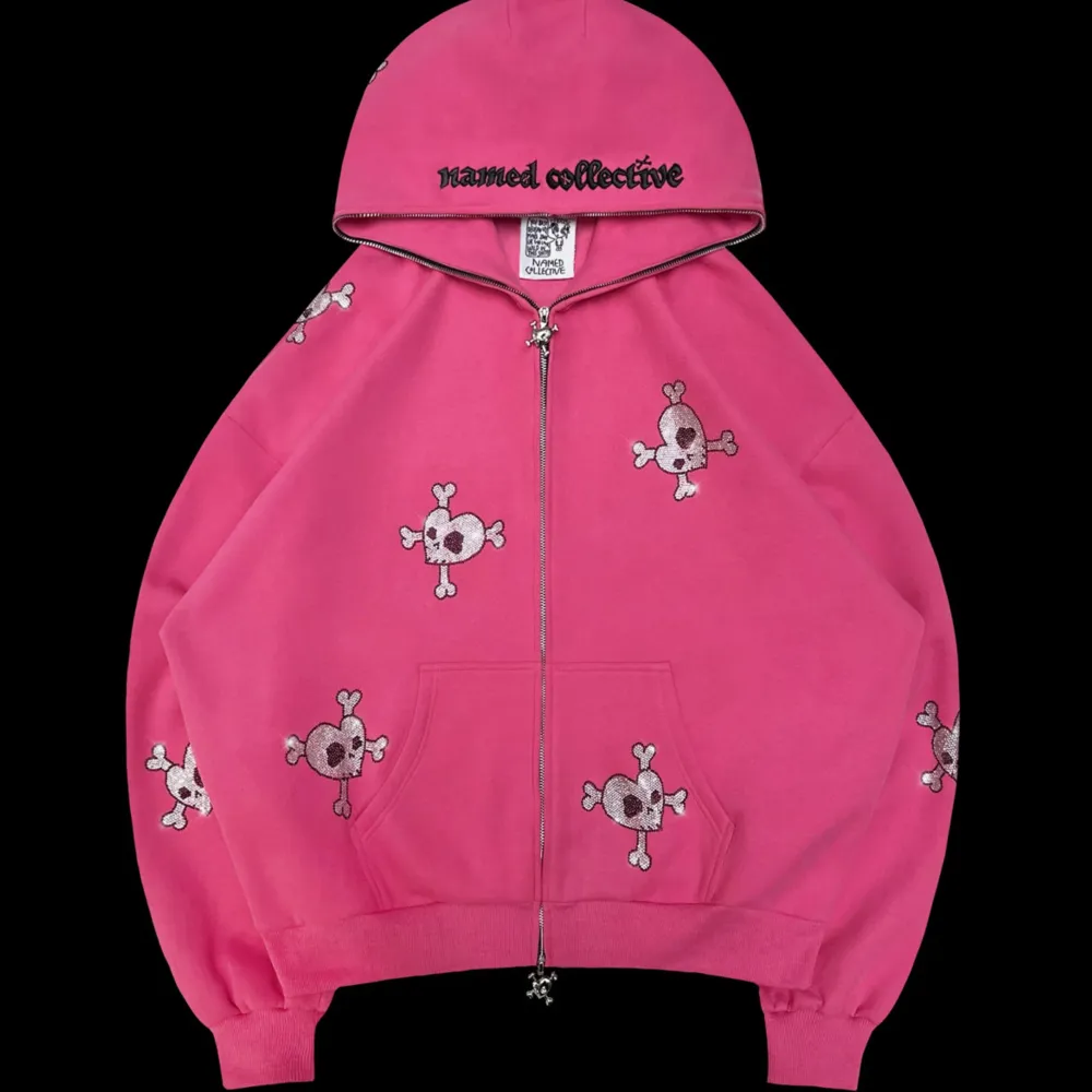 Named collective Fatal rhinestone hoodie i rosa. Aldrig använd! Säljer då jag råkade köpa två, några frågor bara skriv 🥰 Nypris 2000 kr med tull. Pris kan diskuteras vid snabb affär.. Hoodies.