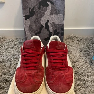 Flycrews - Valentino flycrews i Andvänd skick 6 nitar borta box o dustbag medföljer kan tvätta skorna innan ja skickar om så önskas. Hör av Er vid flera frågor 