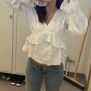 Super fin blus - Jag säljer denna super fina och vackra blus då den inte kommer till användning för mig längre, den är endast använd 2-3 gånger och är i ny skick. Original priset är 399 och säljer den för 210+frakt. Den är väldigt luftig och skön i materialet!
