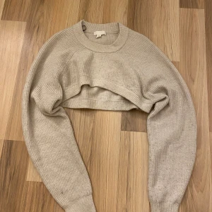 Kofta  - Kort kofta som slutar vid bröstkorgen 