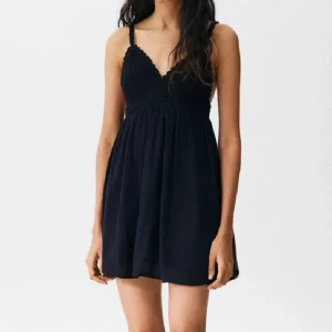 Klänning  - Säljer denna super fina klänningen från Pull&Bear som är virkad över bröstet🤍