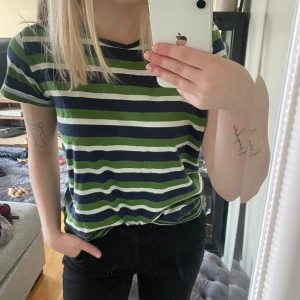 Randig T-shirt  - Göran och marinblå randig T-shirt. Skicka för bild på