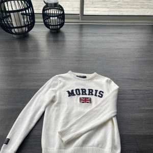 Morris Tjocktröja - Stilig jävla tjocktröja från Morris asså😍😍🔥 Med härlig passform i storlek S och nyskick fixar denna tröjan alla brudar till sommaren💯