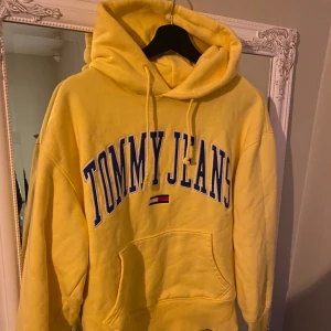 Tommy Jeans hoodie  - Gul Hoodie från Tommy jeans 