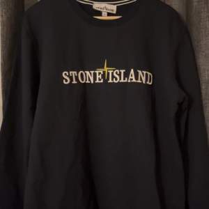 Stone island och Moncler tröja storlek L på båda.  200kr styck 