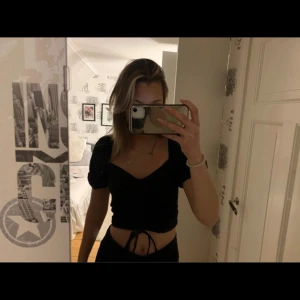 Svart topp - En svart topp med knytning fram från Gina Tricot 