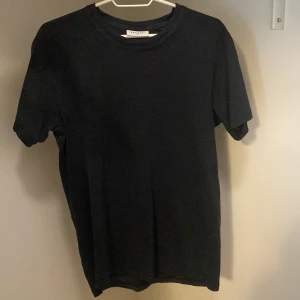 Mörk blå tröja  - Mörk blå tröja  Storlek M Från Vailent