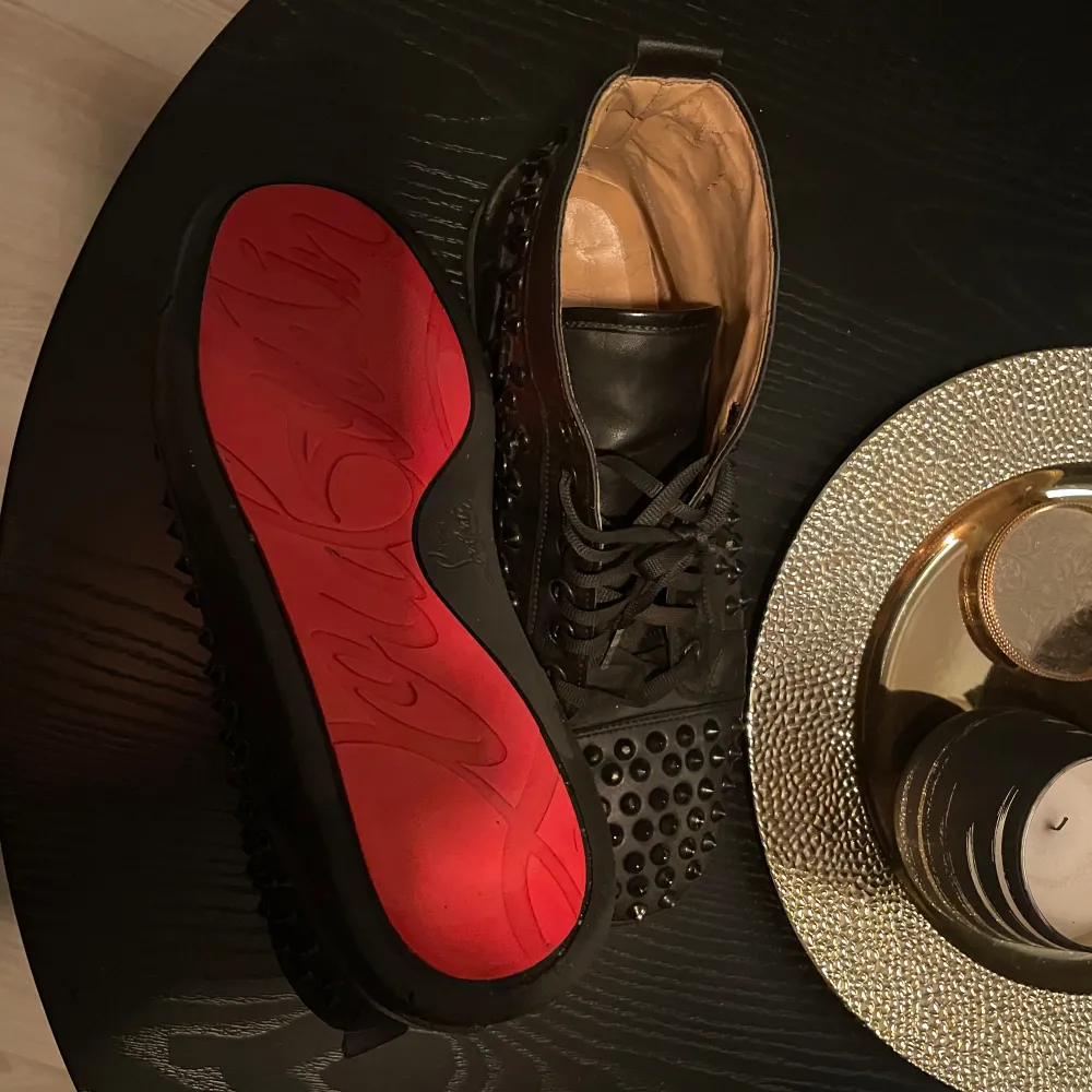 Säljer nu dessa Louboutin skor som var Carl Runefälts första par av Louboutins. Passar både på vintern och sommarn. Jätte bra skick. Det är storlek 43 men passar 44. Skicka privat för mer bilder🤳. Skor.
