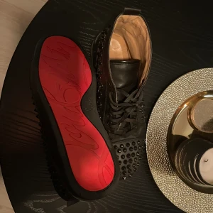 Louboutin höga - Säljer nu dessa Louboutin skor som var Carl Runefälts första par av Louboutins. Passar både på vintern och sommarn. Jätte bra skick. Det är storlek 43 men passar 44. Skicka privat för mer bilder🤳