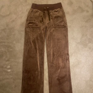 Juicy byxor! - Storlek xxs men passar även dem för xs och s. Super sköna och jätte fina byxor som inte har används mycket. Ser ut som nya, säljer dessa för använder inte dem💗