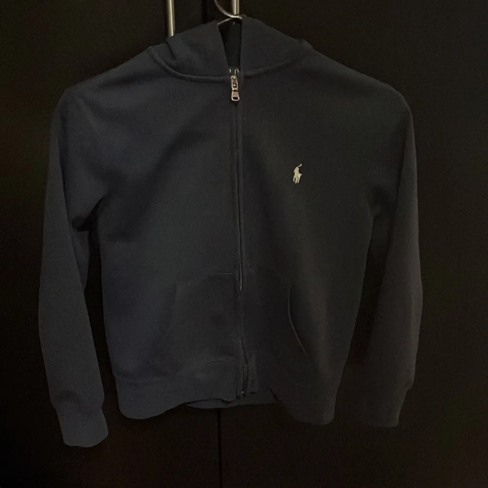 Säljer en Ralph Lauren hoodie st 150, den är väldigt bra skick och inte använd mycket. Skirv vid mer frågor . Hoodies.