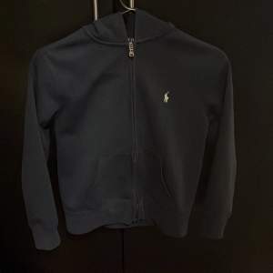 Säljer en Ralph Lauren hoodie st 150, den är väldigt bra skick och inte använd mycket. Skirv vid mer frågor 