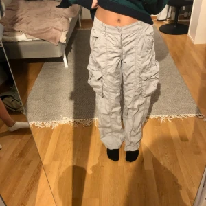 Säljer grå cargobyxor - Har tvättat dem det är not därför det är ganska skrynkliga! De kostade 199 men jag säljer de för 120kr!