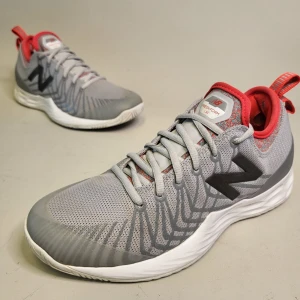 New Balance Fresh Foam Lav Storlek 40.5 Sneakers Träningsskor Skor Grå - 14 dagars ångerrätt! Fri retur om de inte passar! Skorna har några småfläckar och slitage vid hälen inne (bild 2) men är annars i bra skick. Ingen dålig lukt. Hör av dig om du har några frågor! Tack för att du tittade!