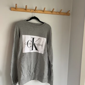 Calvin Klein tröja - Tröjan är i väldigt bra skick, storlek M