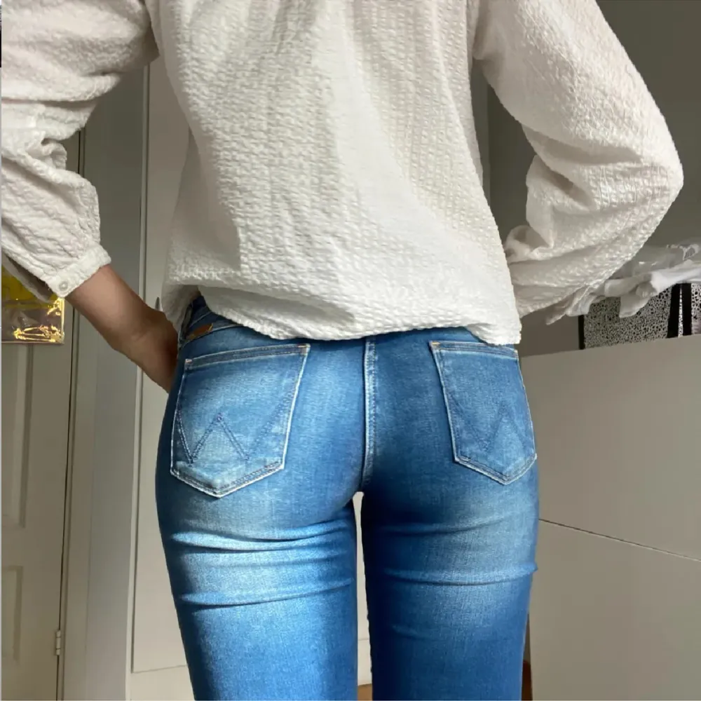 Jättesnygga lågmidjade jeans i jättebra skick, (lånade bilder från förra säljaren). Midjemåttet ca 37 tvärs över och innerbenslängden 78, det går bra att trycka på köp nu!. Jeans & Byxor.