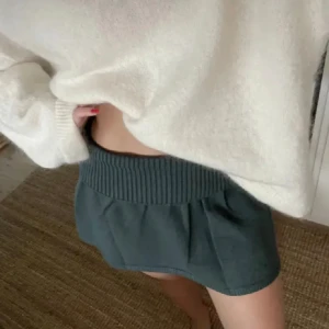 Stickad kjol - Lågmidjad men justerbar stickad kjol🙌🏽 Supersnygg och nyskick! Skriv för fler bilder💓 finns som annons nedan med gratis frakt💓 lite svårt att fånga färgen på bild lite varmare grå med gröna nyanser!