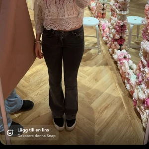 Only jeans  - Säljer mina jättefina gråa Only jeans pgr av att jag inte  använder  längre, använt fåtal gånger så bra väldigt skick, har slits vid benen, storlek S passar mig som är 162! Säljer för 200, köpta för 800, köparen står för frakten. 