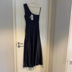 Helt ny marinblå festklänning i ny skick med prislappar kvar, endast testad. Köpt från BILLYJ.COM.AU för 1342 ink tullavgifter. Klänning är väl sydd och gjord för fest. Jag säljer den endast då jag har valt en annan klänning till min bal.