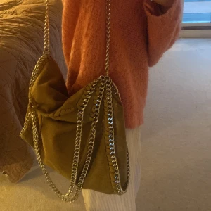 Stella McCartney liknande väska - Säljer denna super snygga beiga/ bruna Stella McCartney liknande väskan! 