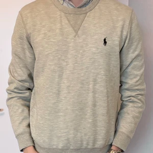 Ralph Lauren sweatshirt - Ralph lauren sweatshirt till salu! Modellen är 181cm och bär på storleken M. Tröjan är knappt använd och är i ett mycket bra skick. Nypris 1399kr. Mitt pris 350kr. Hör gärna av er om frågor!