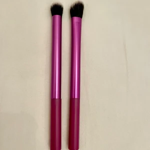 Sminkborsten - Två helt nya sminkborsten säljes. Priset är för båda. Passa på nu med fri frakt! 