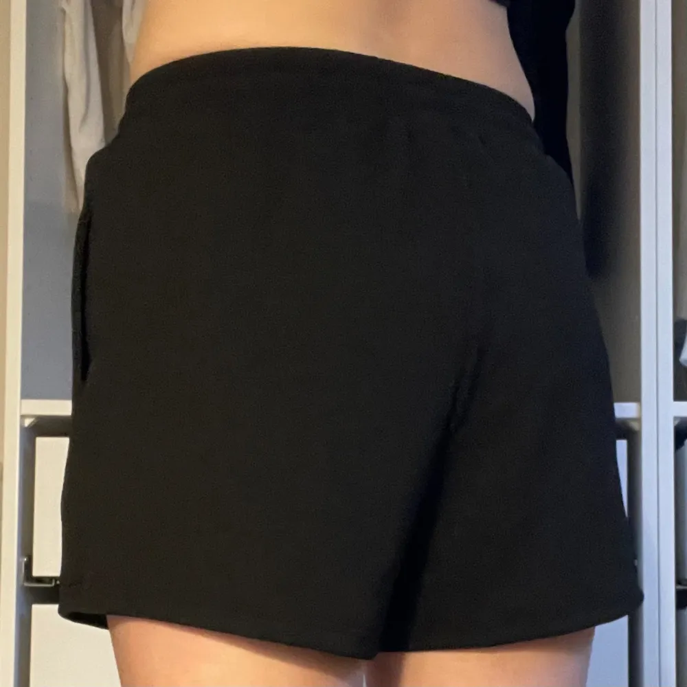 Tjockare shorts från Shein i storlek 38.  Använda fåtal gånger, därav i fint skick. Kontakta vid intresse eller funderingar!❤️. Shorts.