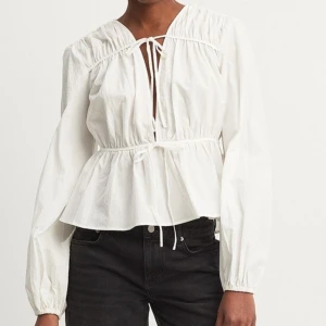 Knytblus - Superfin blus från Nakd, säljer då jag har två identiska, aldrig använt denna utan endast testad! 🌼Storlek 36