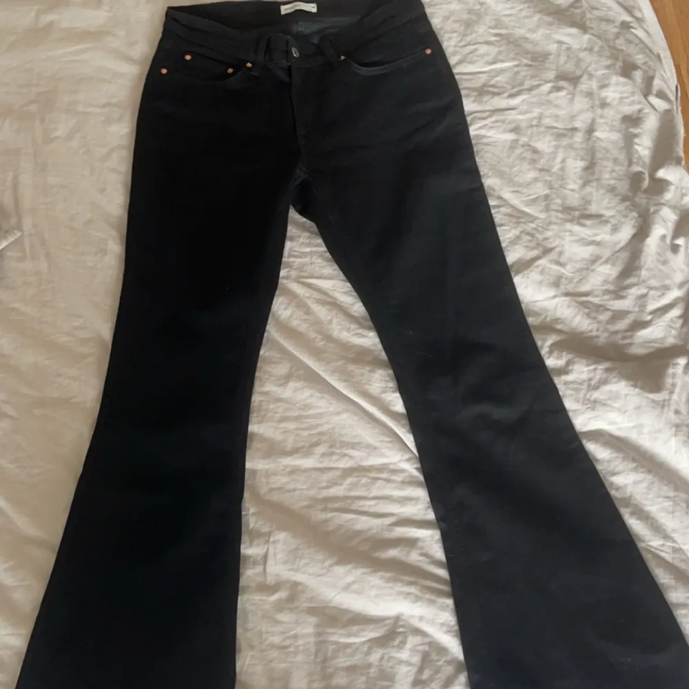 Nästan helt nya lågmidjade bootcut jeans från Gina Tricot endast använda en gång säljer då de är för stora på mig, pris kan diskuteras vid snabb affär💕köpta för 499kr. Jeans & Byxor.