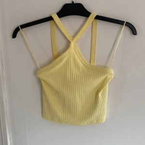 Linne - Ett sött gult linne från GinaTticot o storlek XS! Aldrig använd-helt ny med prislapp kvar! Nypris 129kr! Frakt tillkommer! 