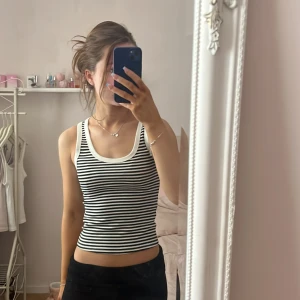 Linne  - Ett vitt svart randigt linne! Jätte gulligt men använder det aldrig❤️