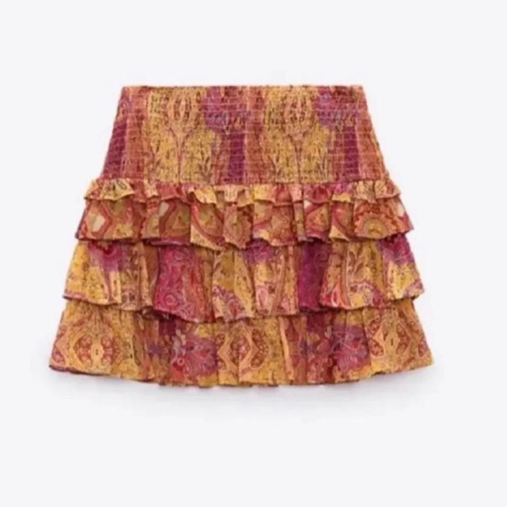 söker denna trendiga zara kjolen, skriv ett meddelande om du har den och kan sälja för ett rimligt pris🙏🏼🪩🥂💓. Kjolar.