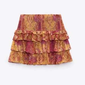 söker denna trendiga zara kjolen, skriv ett meddelande om du har den och kan sälja för ett rimligt pris🙏🏼🪩🥂💓