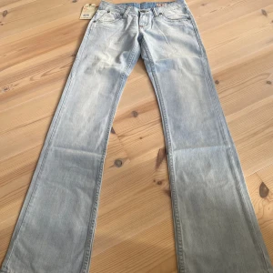 Ljusblå jeans - Skitsnygga lågmidjade bootcut jeans, innerbenslängd ca 80 cm och midjemått rakt över ca 35,5 cm❣️kan tyvärr inte visa hur de sitter på då de inte passar:)
