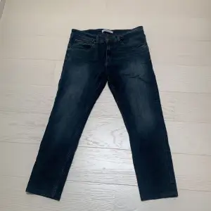 Säljer nu ett par asfeta jeans från märket Tommy hilfiger! Passformen kallas Austin och är slim tapered. De är i använt men gott skick. Nypris 1299!