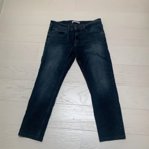 Tommy jeans  - Säljer nu ett par asfeta jeans från märket Tommy hilfiger! Passformen kallas Austin och är slim tapered. De är i använt men gott skick. Nypris 1299!
