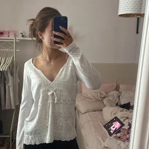 Tröja  - En söt vit tröja som jag köpt på sellpy men är originellt ifrån odd Molly, jättesöt och jätteskön men använder aldrig❤️